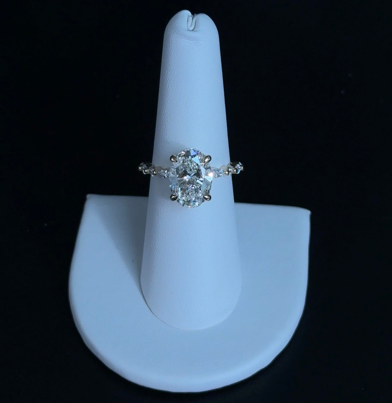 4.04ct Oval E VVS2 Lab Diamond 14kt Yellow Gold Engagement Ring 2214INV112