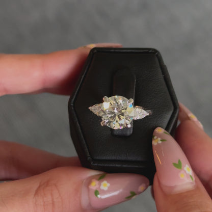 Round Three Stone Pear Setting