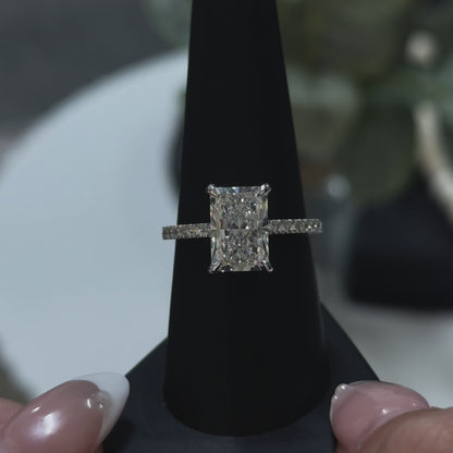 Radiant Traditional Elegance Hidden Halo Setting