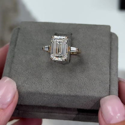 Emerald Three Stone Tapered Baguettes Setting